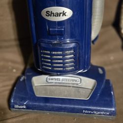 Shark Navigator Deluxe Swevel 