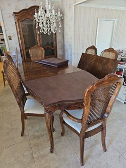 Thomasville dining room table w hutch