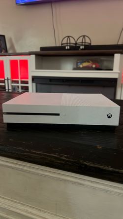 White Xbox one with three controllers games included