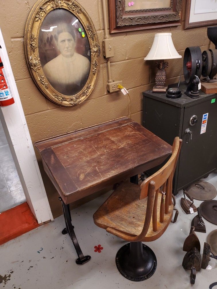 Antique Kenney Bros And Wolkins Adjustable Height School Desk 