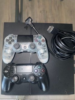 PS4 w 2 controllers