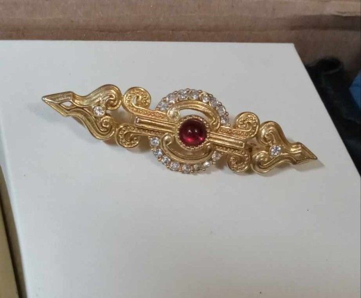 VINTAGE ORNATE MID CENTURY ART DECO GOLD RUBY RED STONE BROOCH PIN FASHION COSTUME JEWELRY