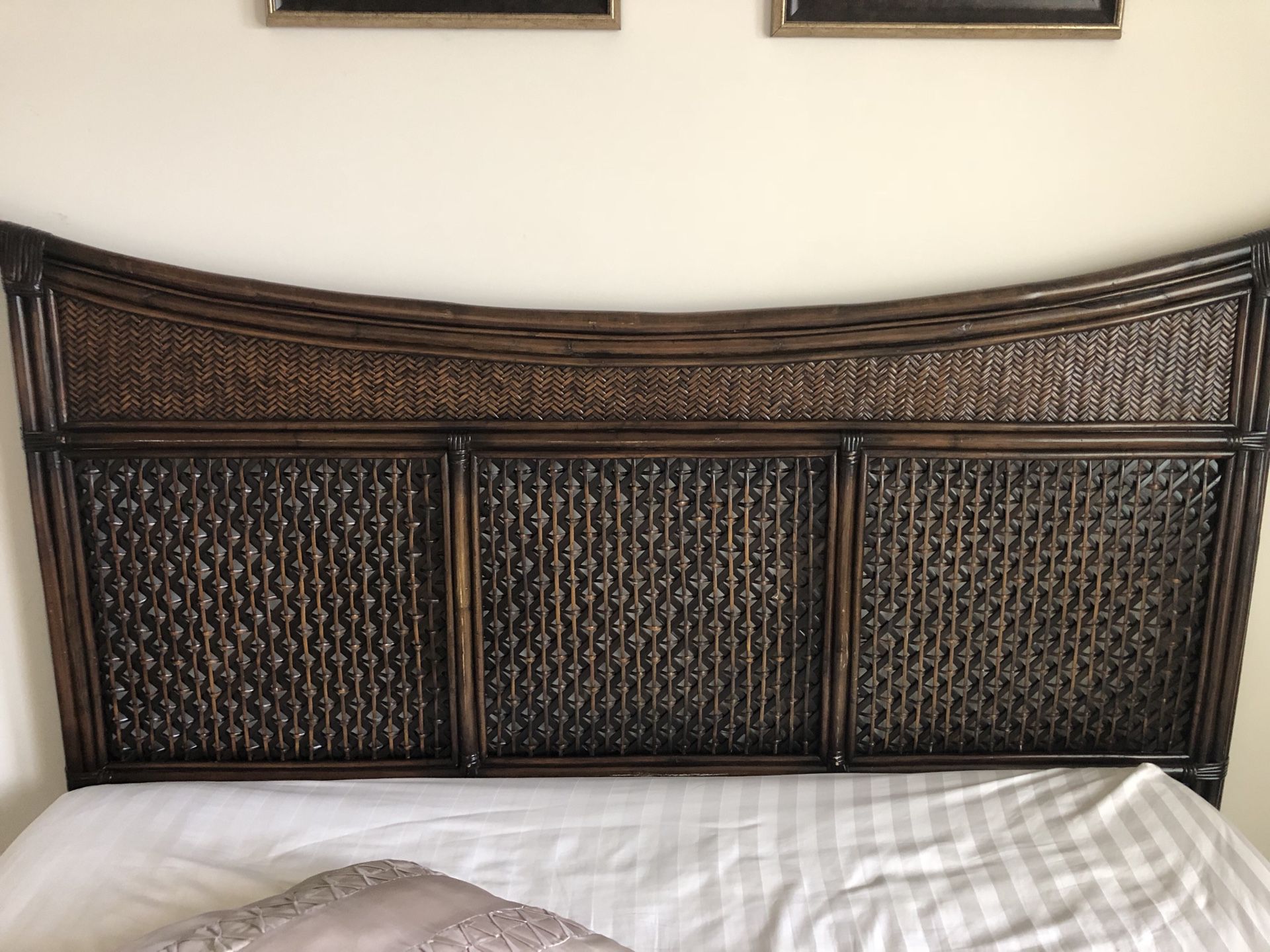 Queen bed (headboard+ mattress+ bed frame )