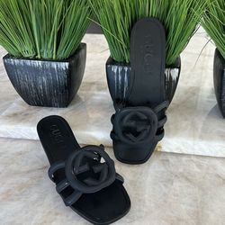 Gucci sliders size 8