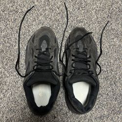 Yeezy 700 v2 Size 10 