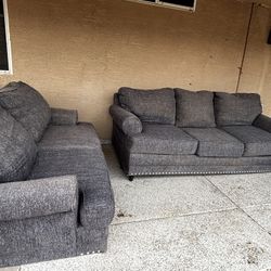 COUCH AND LOVE SEAT SET $60 