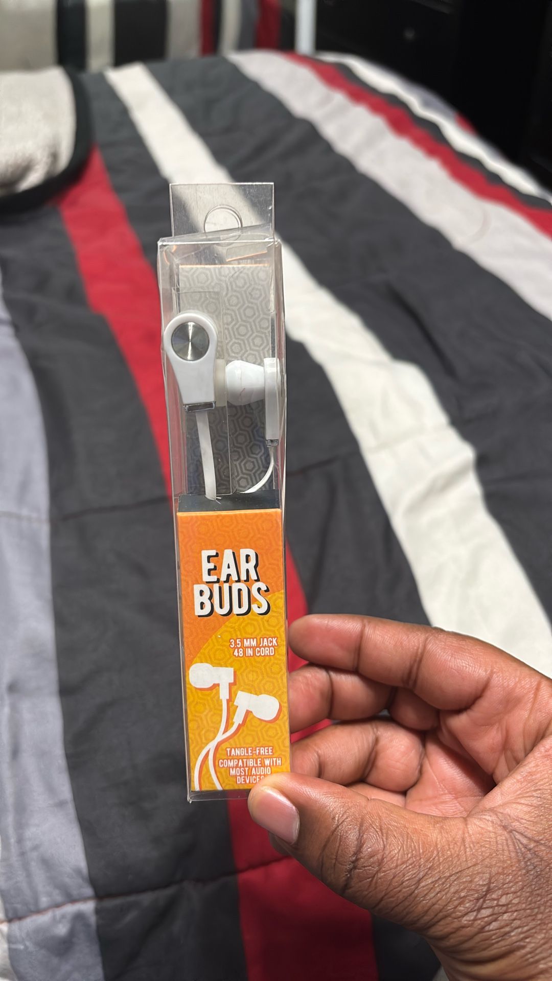 EAR BUDS WIRELESS HEADPHONE HIGH QUALITY ITS WORK AWESOME AND GREAT I NEVER USED IT 
