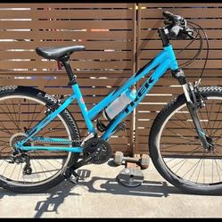 Trek M3000 Mountain Bike Small 15.5” Frame 26” Wheels Bontrager AT-550 Blue
