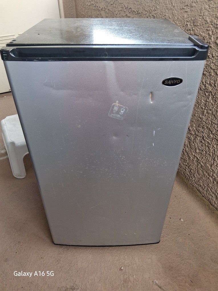 Mini Fridge . Moving and Got No Space For It , GOTTA GO FAST.