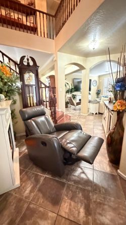 Beautiful Gray rocker swivel leather manual rocker swivel recliner chair in excellent condion