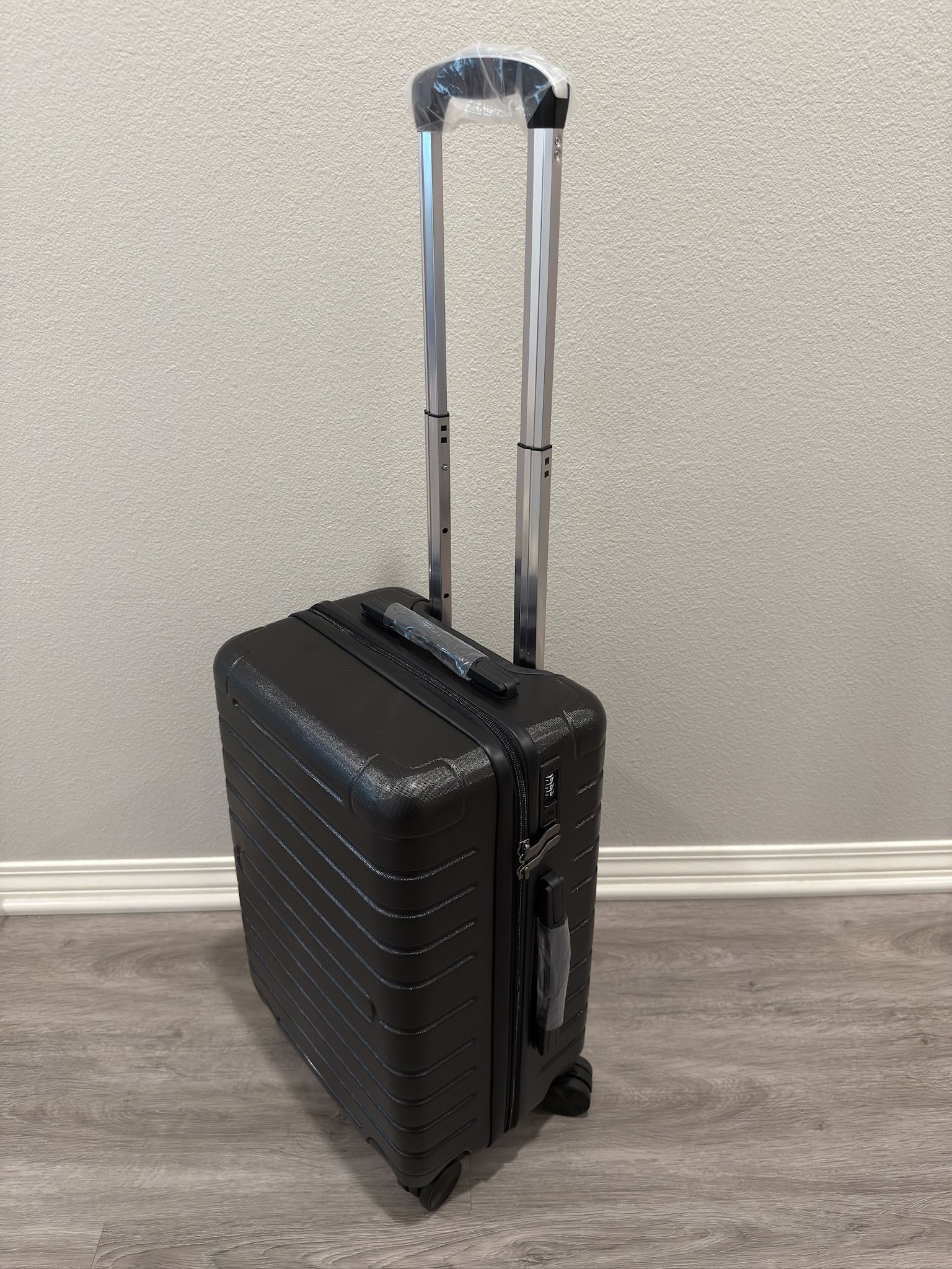 NEW 28” Check In Large Suitcase Luggage with TSA lock (Never Used)