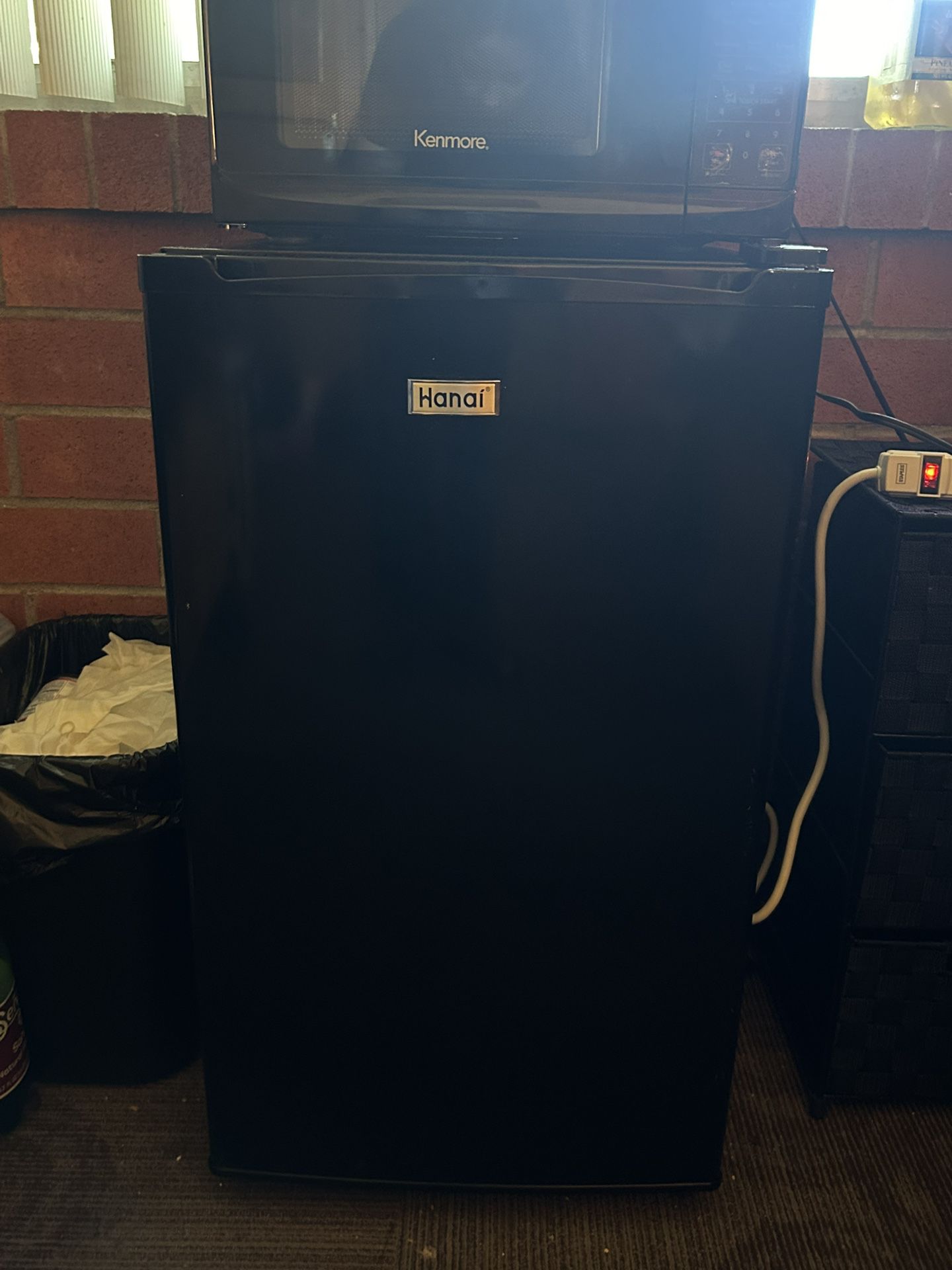 Hanai black Mini fridge with freezer 