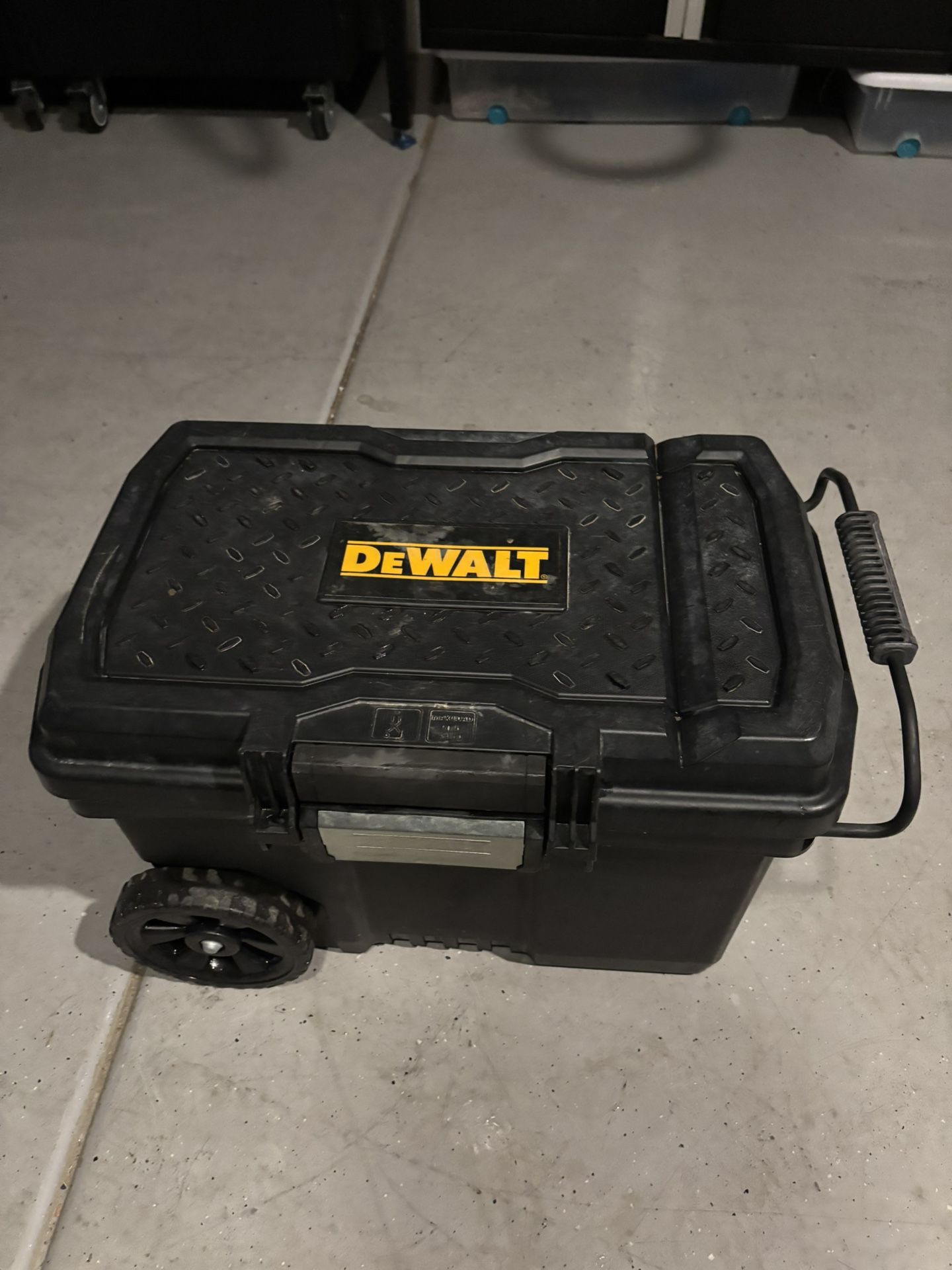 DEWALT - Rolling Tool Chest - 22”L X 17”H