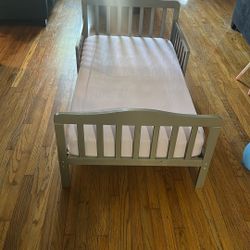 toddler bed 