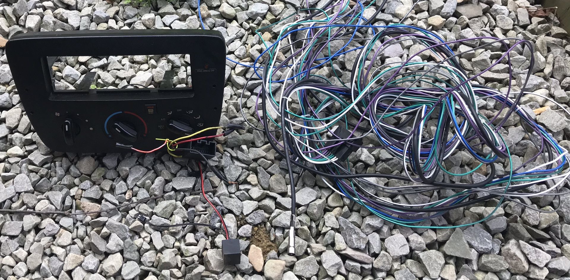 2000-03 Taurus aftermarket radio mounting kit and wire harness