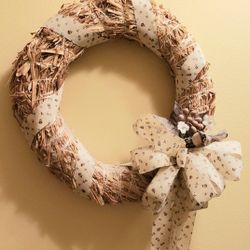 Decor. Straw Wreath With Bird.