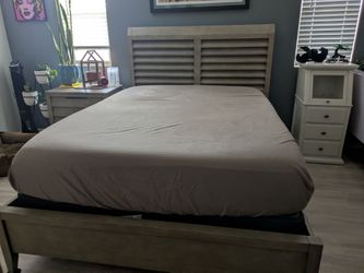 Queen bedframe with headboard