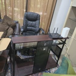 DESK AND CHAIR FOR FREE COME GET THEM THIS WEEK 