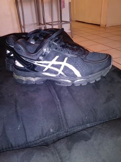 Assics black & silver tennis shoes size 7.5