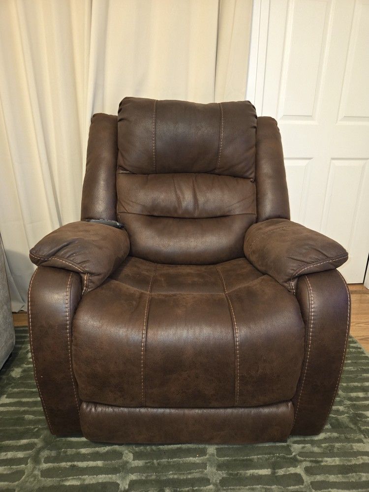 Automatic Recliner With Attached Remote