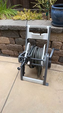 Suncast mobile hose reel with hose
