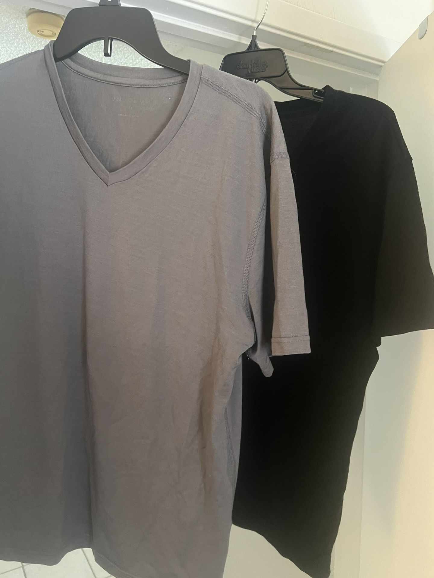 2 Unbound Short Sleeve Merino V-Neck Mens Tees L Gray & Black 100% Merino Wool