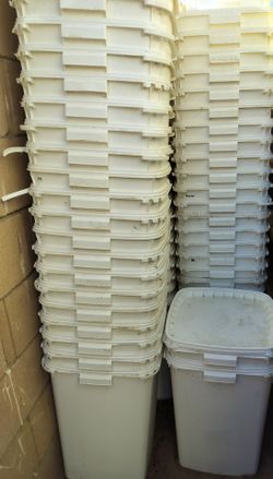 Contenedores de plástico 1 x. $4  o  3 x. $10