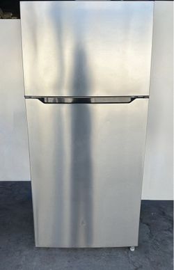 30” INSIGNIA 18 CU TOP FREEZER APARTMENT SIZE REFRIGERATOR STAINLESS  “WORKS GREAT