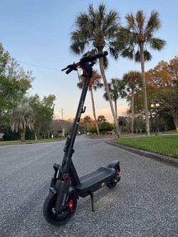 Segway MAX G3 Electric Scooter – Under 75 Miles – Like New!