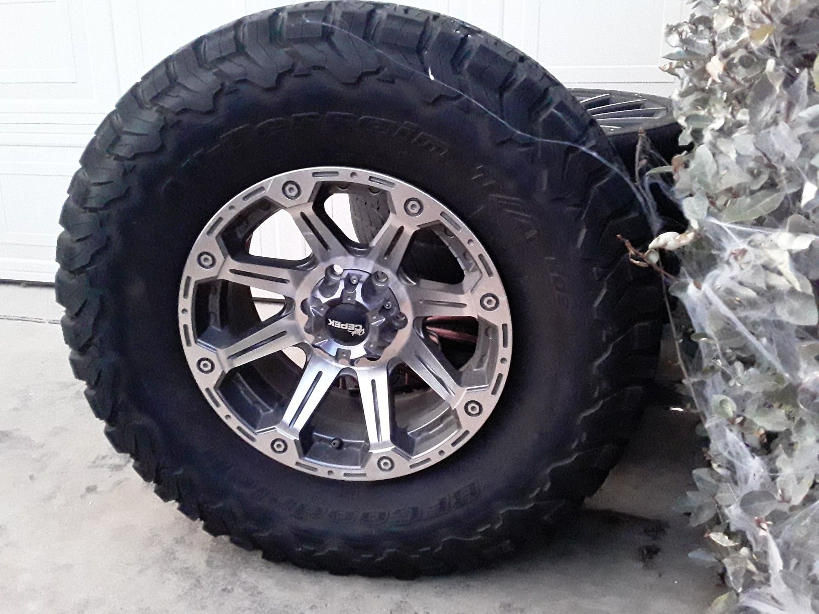 Tengo este set de rines17" 6 birlos con llantas 35 y otro set de rines 22" para carro challenger charger crysler 300 y camper para f250 y f150