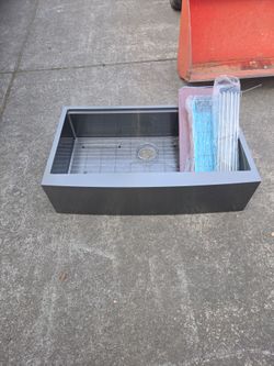 36" apron front kitchen sink brand new never installed