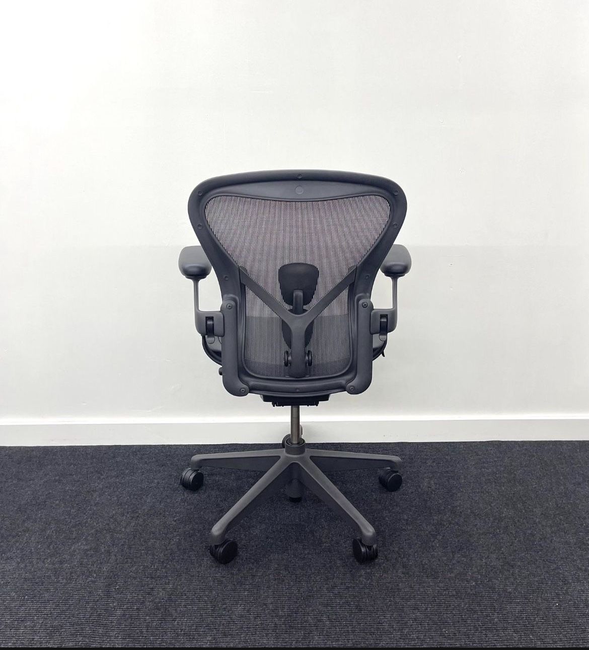 LIKE NEW HERMAN MILLER REMASTERED AERON SIZE B FULLY LOADED DELIVERY AVAILABLE FOR A FEE