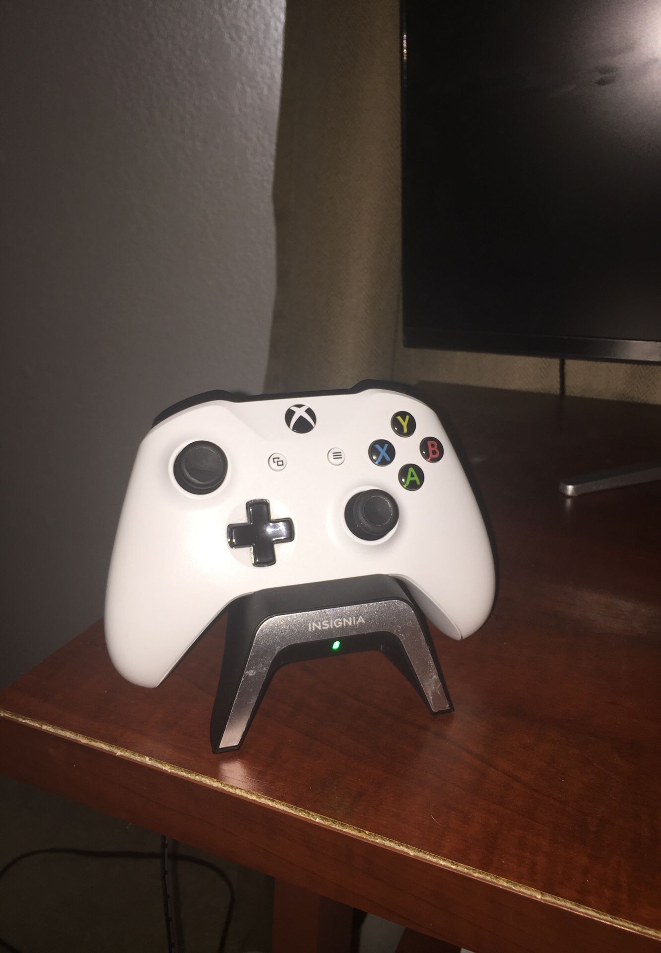 Xbox one 1TB system (White) with 4 games and headset and rechargeable battery controller