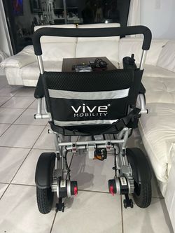 Power wheelchair electrica con cargador VIVE MOBILITY, nuevo con du catalogo nunca usado