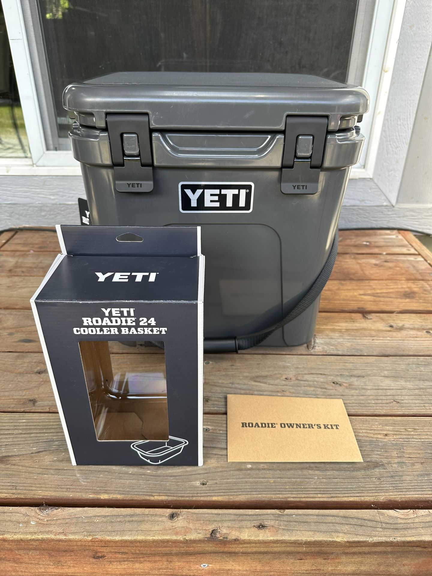 YETI Roadie 24 + Basket (New)