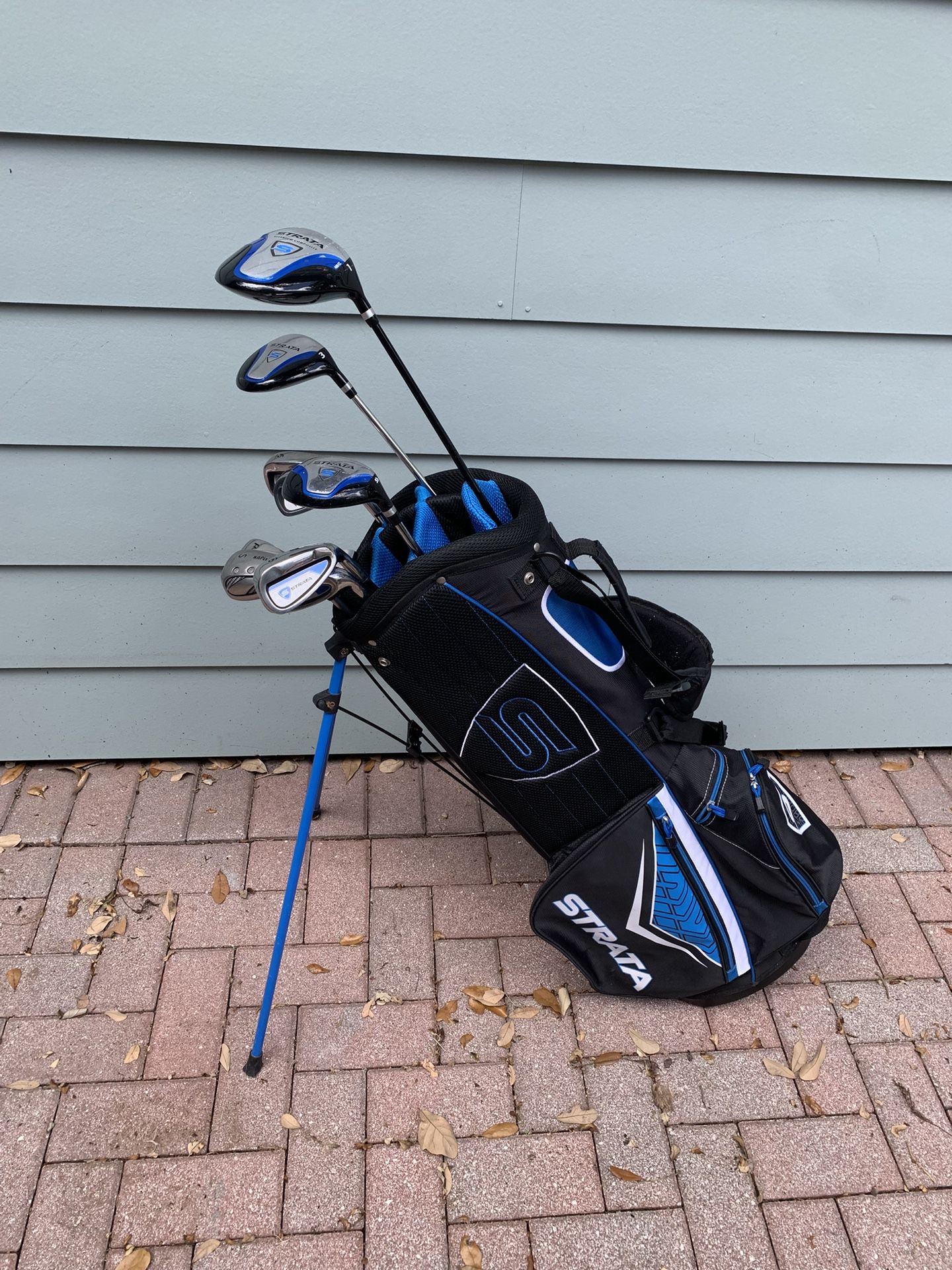 Clean! Callaway Strata golf club set. Mens set right handed with matching golf bag