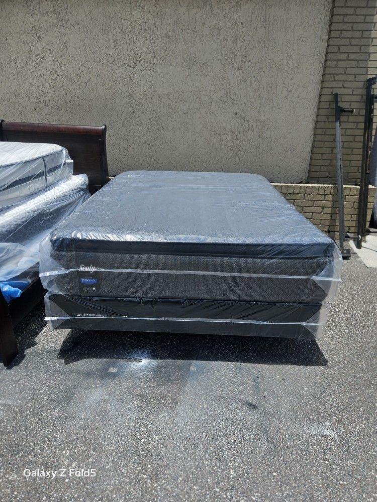 Brand New Queen Size Plush Pillow Top Sealy Posture Pedic Mattress And Box Spring In Plastic 