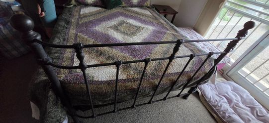 QUEEN BED