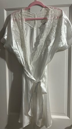 Sexy lace trimmed w/pearls robe