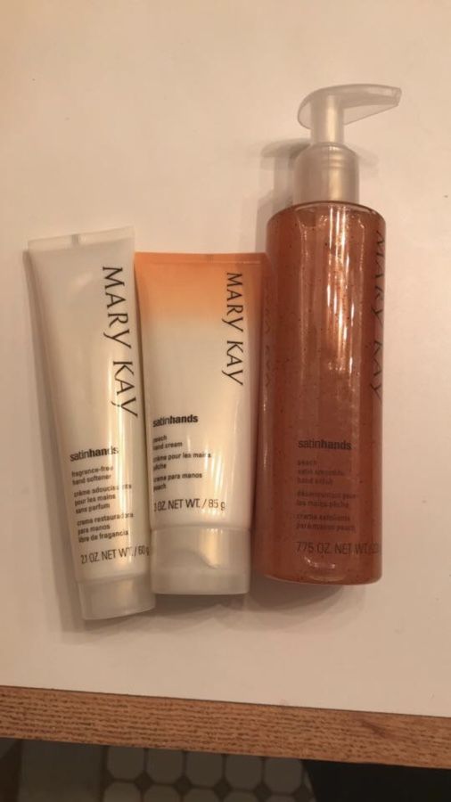 Mary Kay satin hands pamper set: peach
