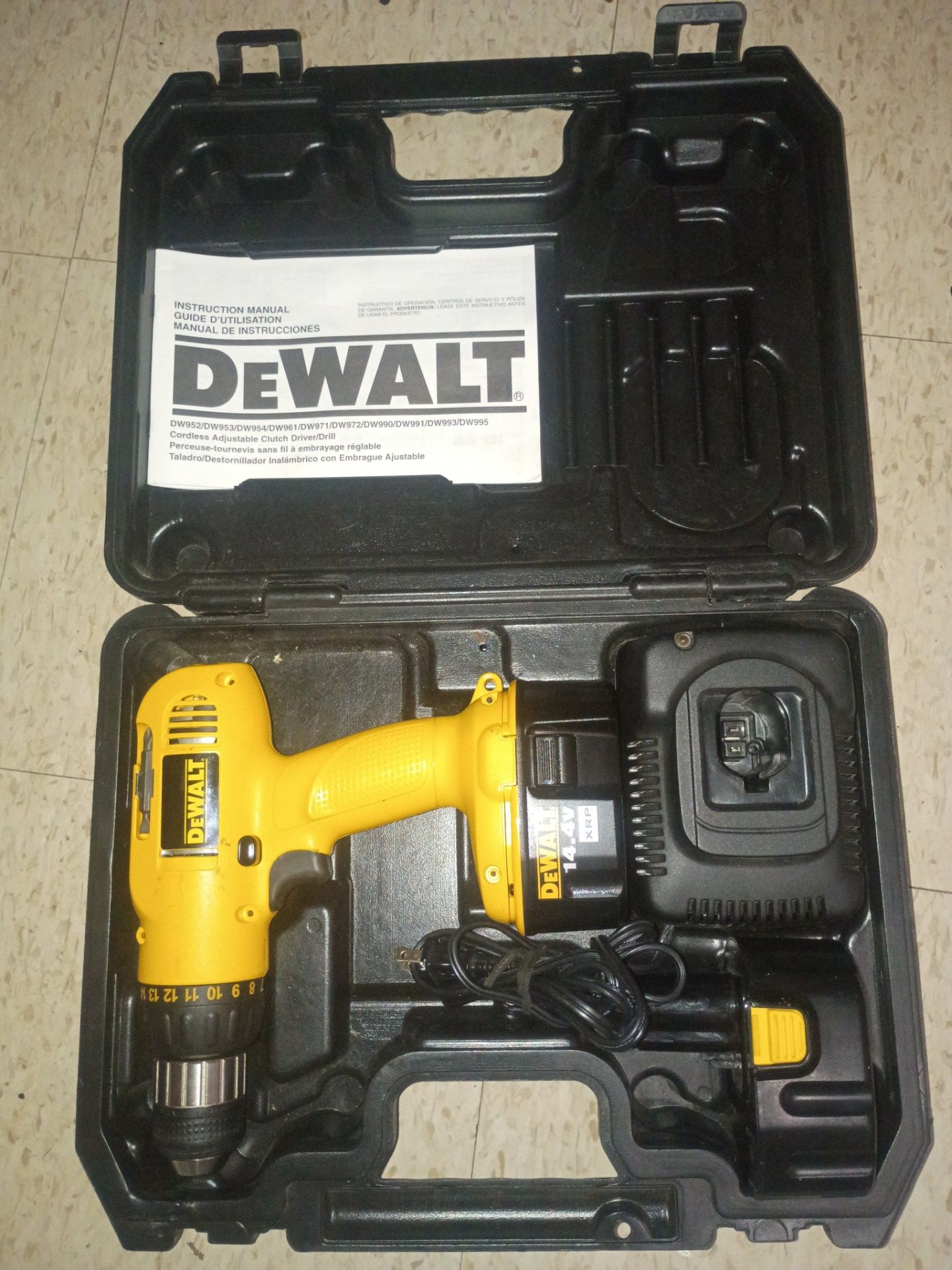 DeWalt drill~2 batterys~and charger
