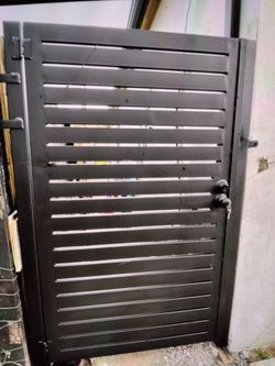 Side gate