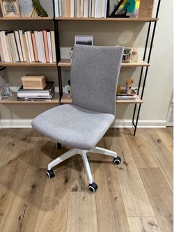 MOVING SALE PICK UP ASAP! Computer office chair modern rolling wheels
