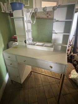 White Vanity Desk with Lighted Mirror ‼️FCFS‼️NO HOLDS‼️NO DELIVERIES‼️