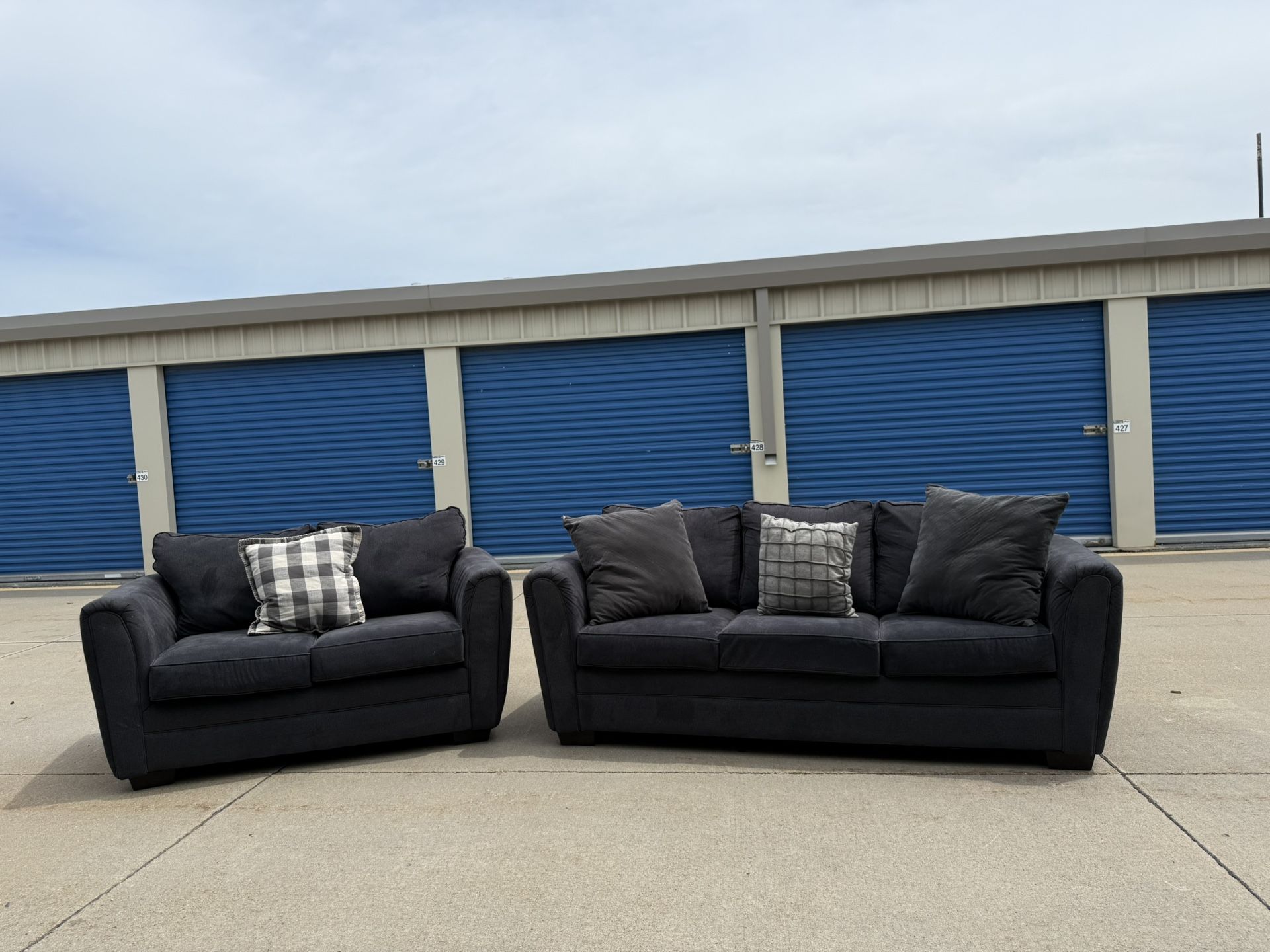 DELIVERY AVAILABLE 🚚🚛🚚 awesome Couch And Loveseat