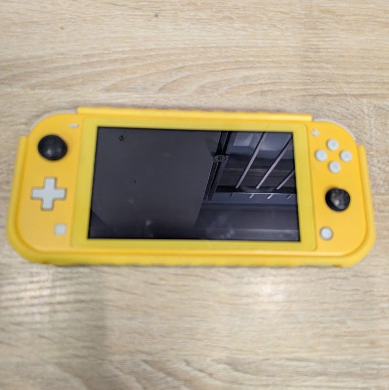 Nintendo Switch Lite Yellow w/ Case