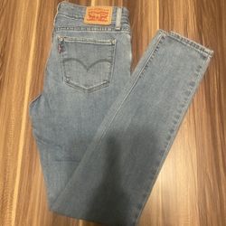 Woman’s Levi’s Jean Size 25                             11