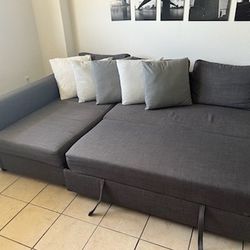 Sectional grey almost new with storage inside. Also can be converted into an amazing bed to see confortable the television 
