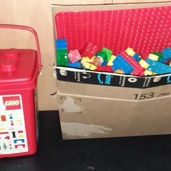 LOTS OF LEGOS, DUPLOS AND VINTAGE LEGO CONTAINER