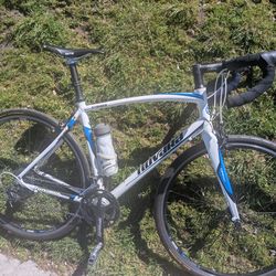 Novara Strada Road Bike 56cm (105  drivetrain)